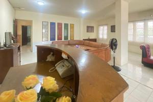 a living room with a couch and a table at Hotel Musi Entrop 2 Jayapura RedPartner in Pim +39 photos