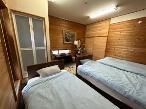 一棟貸しの朋友客房内的一张或多张床位