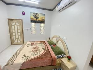 Postel nebo postele na pokoji v ubytování إستراحة بيت الإكليل Rosemary home