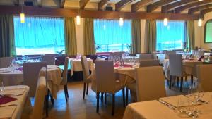 A restaurant or other place to eat at Hotel Stella Alpina