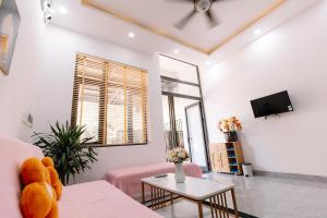 una sala de estar con un osito de peluche sentado en un sofá en Minh Anh Homestay 2, en Thôn Trường Giang