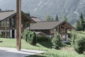 Widok na góry z tego domu w stylu alpejskim