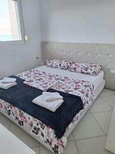 twee bedden in een kamer met handdoeken erop bij Słoneczny brzeg in Sarandë