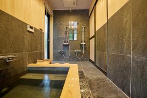 Bilik mandi di SAUNA FOREST CABIN 軽井沢 御代田 C棟 Bettei +109 gambar