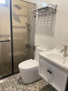 un bagno con wc, lavandino e doccia di Stroll at Wudao Inn a Jinhu Altre 37 foto