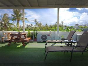 an outdoor patio with a table and chairs at 都蘭朋友家 Dulan Friends Hostel in Donghe