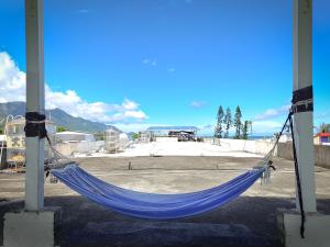 a blue hammock in a parking lot at 都蘭朋友家 Dulan Friends Hostel in Donghe