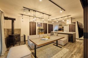 Ruang duduk di SAUNA FOREST CABIN 軽井沢 御代田 C棟 Bettei