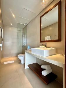 Ένα μπάνιο στο Ocean view LUX STU in A La Carte Da Nang