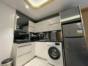 High Class 1BR at One Euphoria的厨房或小厨房