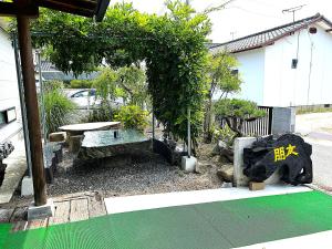 一棟貸しの朋友外面的花园