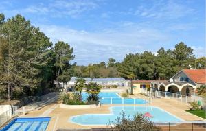 una imagen de una piscina en un resort en Beautiful Stacaravan, en Saint-Jean-de-Monts