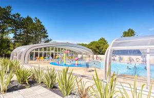 Una representación de un parque acuático con piscina. en Beautiful Stacaravan, en Saint-Jean-de-Monts