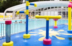 un parque acuático con piscina y tobogán acuático en Beautiful Stacaravan, en Saint-Jean-de-Monts 17 fotos más