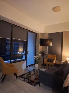 ヨハネスブルグにあるThe Bolton in Rosebank 350のソファと椅子のあるリビングルーム