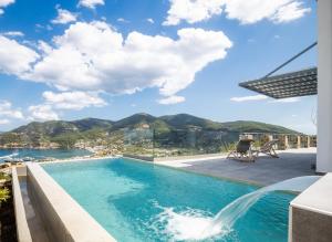 una piscina con vista sulle montagne di Jonina Resort a Skopelos Town