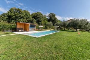 a house with a swimming pool in a yard at Agriturismo Dolce Colle in Volpago del Montello