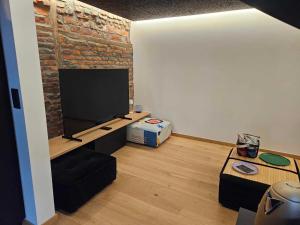 TV a/nebo společenská místnost v ubytování Gite Urbain de qualité