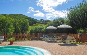 patio z leżakami i parasolami oraz basenem w obiekcie Stunning Home In Sassoferrato w mieście Sassoferrato +37 zdjęć