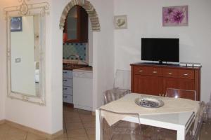 Μια τηλεόραση ή/και κέντρο ψυχαγωγίας στο Apartment on Costa Rei near Sandy Beaches