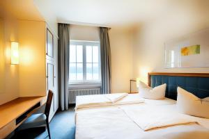 Postel nebo postele na pokoji v ubytování Welcome Hotel Meschede Hennesee