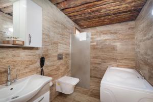 صورة لـ World Cave House - Hotel & Swimming Pool في أوروغوب