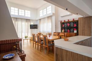 TV a/nebo společenská místnost v ubytování Afantou Golf Luxury Villa
