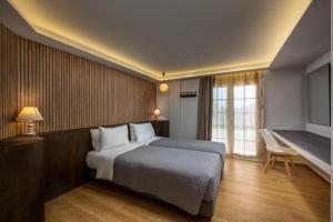 Postel nebo postele na pokoji v ubytování Afantou Golf Luxury Villa