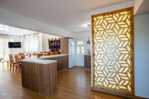 TV a/nebo společenská místnost v ubytování Afantou Golf Luxury Villa