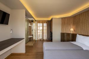 Postel nebo postele na pokoji v ubytování Afantou Golf Luxury Villa