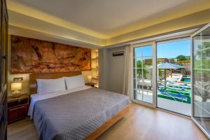 Postel nebo postele na pokoji v ubytování Afantou Golf Luxury Villa