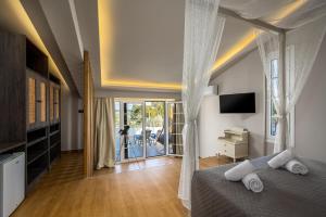 TV a/nebo společenská místnost v ubytování Afantou Golf Luxury Villa
