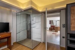 TV a/nebo společenská místnost v ubytování Afantou Golf Luxury Villa