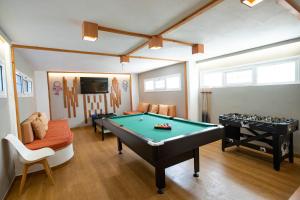 Biliár nebo kulečník v ubytování Afantou Golf Luxury Villa