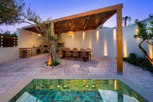 Bazén v ubytování Afantou Golf Luxury Villa nebo v jeho okolí