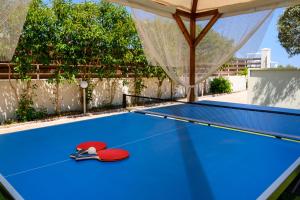 Tenis a/nebo squash v ubytování Afantou Golf Luxury Villa nebo okolí
