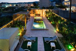 Bazén v ubytování Afantou Golf Luxury Villa nebo v jeho okolí