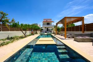 Bazén v ubytování Afantou Golf Luxury Villa nebo v jeho okolí
