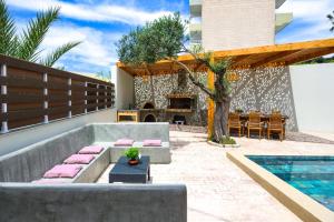Bazén v ubytování Afantou Golf Luxury Villa nebo v jeho okolí