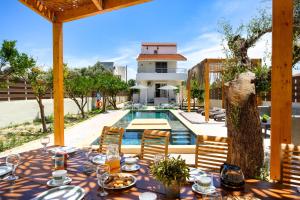 Bazén v ubytování Afantou Golf Luxury Villa nebo v jeho okolí