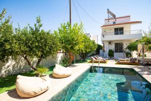 Bazén v ubytování Afantou Golf Luxury Villa nebo v jeho okolí