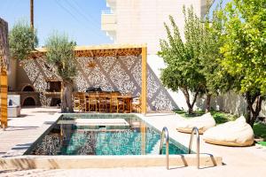 Bazén v ubytování Afantou Golf Luxury Villa nebo v jeho okolí