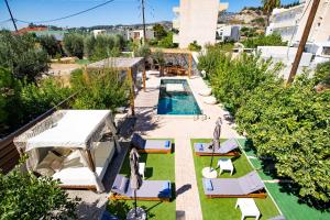Bazén v ubytování Afantou Golf Luxury Villa nebo v jeho okolí