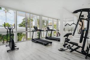 een sportschool met verschillende loopbanden en crosstrainers bij Beachfront Secret Tides Villa Luna in Koh Samui 