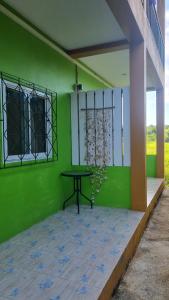 una pared verde con una mesa en una habitación en Lanta Ahad Apartments, en Ko Lanta