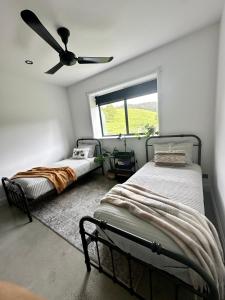 Postel nebo postele na pokoji v ubytování Waterfall Unit Farm Stay
