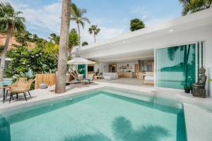 een zwembad in de achtertuin van een huis bij Beachfront Secret Tides Villa Luna in Koh Samui 
