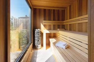 una sauna con pareti in legno e una grande finestra di Hobooken Hüs a List Altre 67 foto