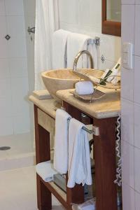 een badkamer met een wastafel en een aanrecht met handdoeken bij Hostal de La Monja in Durango