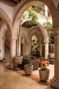 un edificio con una hall con piante in vaso di Hostal de La Monja a Durango